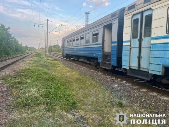 На сигнал машиніста не реагувала: електричка насмерть збила 9-річну дівчинку під Києвом