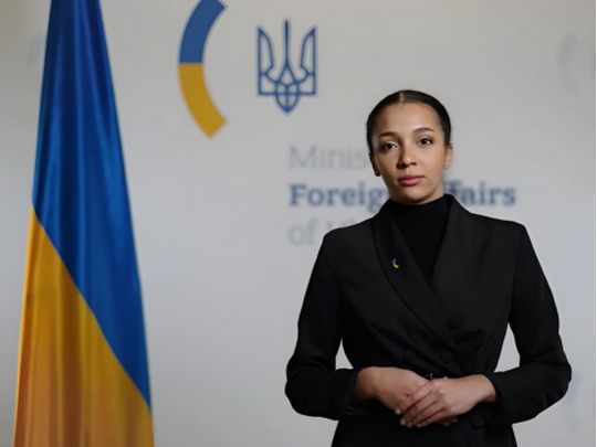 Штучний інтелект на службі МЗС: оцифрована співачка офіційно коментуватиме для ЗМІ консульську інформацію (відео)