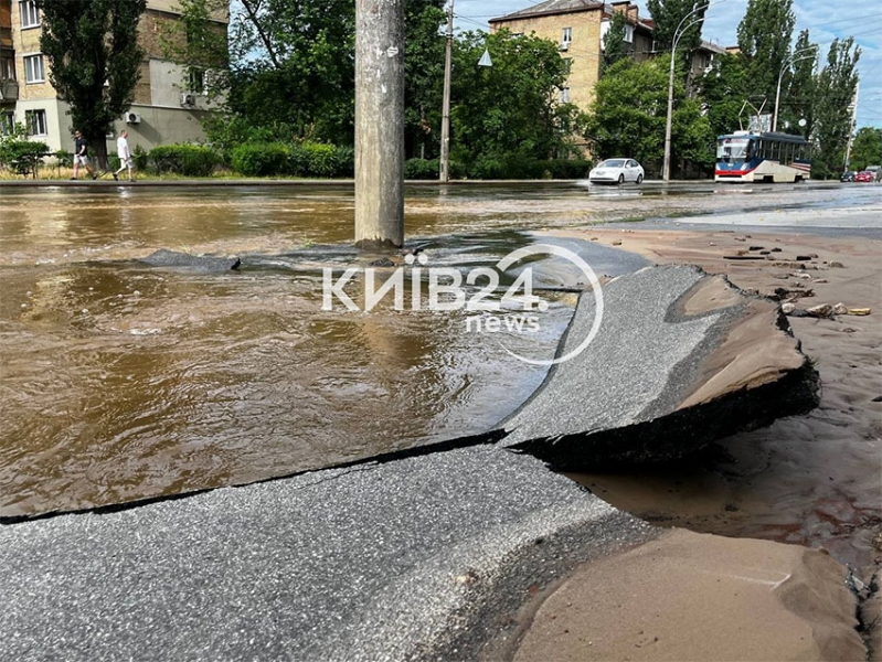 В одному з районів Києва стався прорив трубопроводу (відео)
