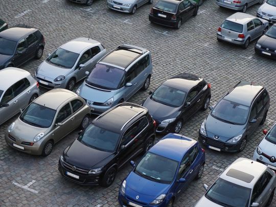Автосалони спорожніли — українці терміново скуповують нові машини: експерт пояснив, що відбувається