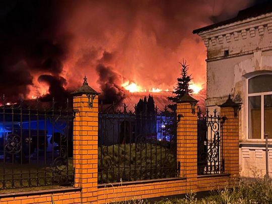 Український дрон підпалив завод у Курській області росії (фото, відео)