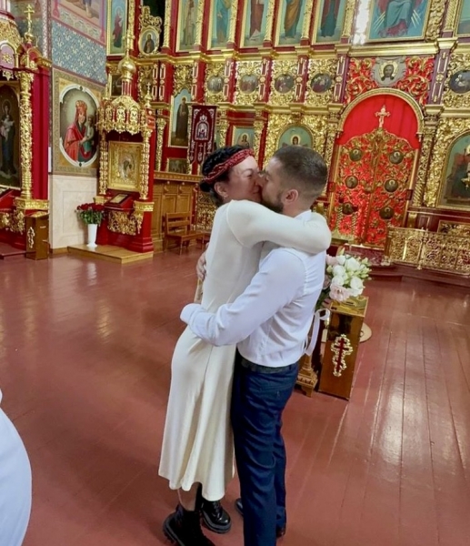«Наші нові обіцянки у храмі»: популярна співачка вдруге повінчалася