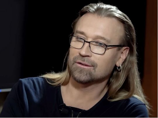 Обізвали «зрадником» і запитали про оновлення даних: «вовчиці» відомого співака організували епічний поєдинок з його хейтерами