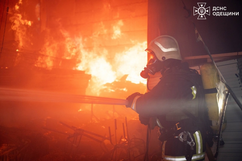 Понад 80 дронів атакували Україну вночі: в Одесі гасять пожежу після «прильоту» (фото)