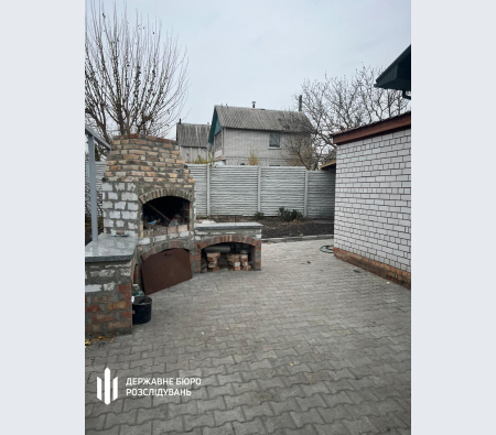 Командир військової частини змушував солдатів будувати будинки своїм родичам, погрожуючи відправкою на передову (фото)