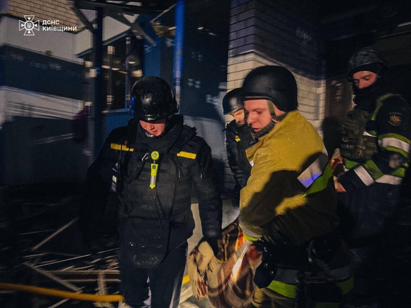 Багатоповерхівка під Києвом частково зруйнована внаслідок атаки російських безпілотників, є жертви (фото, відео)