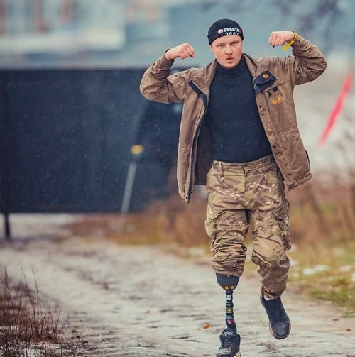 «Снаряди летіли, земля здіймалася вгору, кулі свистіли з усіх боків. Це було пекло»: історія ветерана, який дивом врятувався на сході