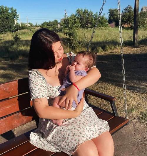 «Після уколу Емілія посиніла на руках у батька»: на Кіровоградщині батьки звинувачують медиків у халатності та смерті однорічної дитини