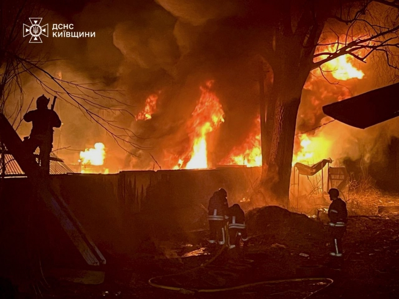 У Києві постраждали багатоповерхівки та є загиблі внаслідок нічної атаки дронів ворога (фото, відео)
